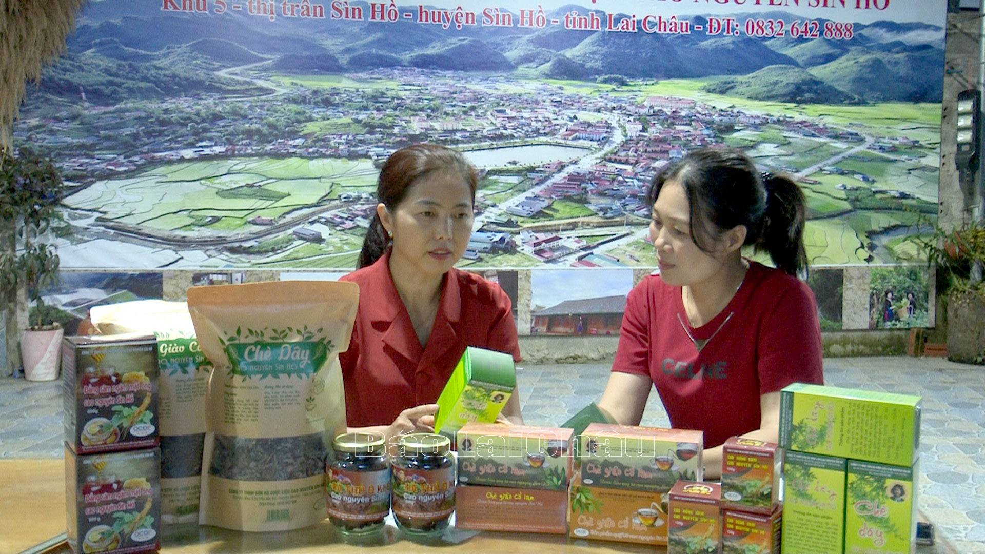 Chị Chẻo Thị Hà – Công ty TNHH Sơn Hà dược liệu cao nguyên Sìn Hồ, khu 5, thị trấn Sìn Hồ, huyện Sìn Hồ giới thiệu các sản phẩm OCOP.